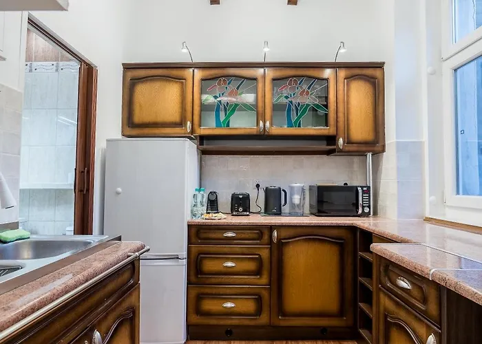 Daire Traugutta Comfort By Bookinghost